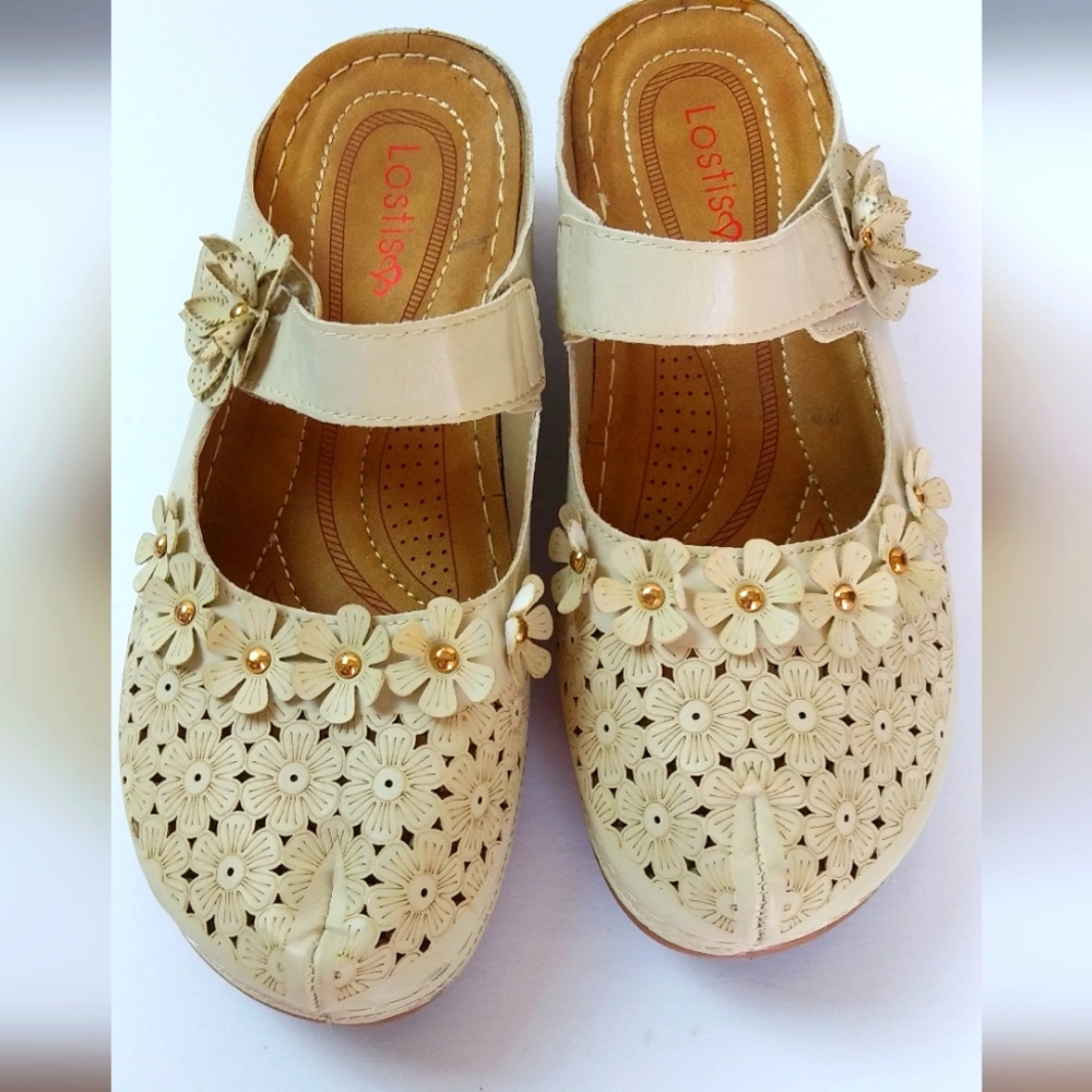 Lostis cream women's slip-on shoes Size 10